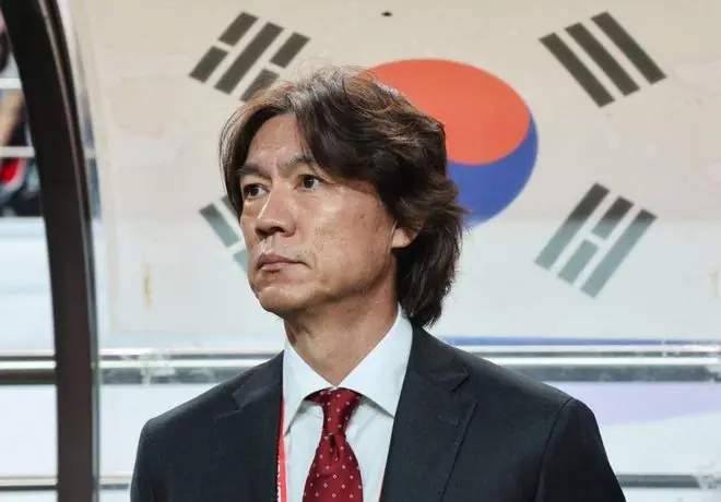 韩国队凌晨4点回国！160名防暴警如临大敌，球迷高喊洪明甫滚蛋