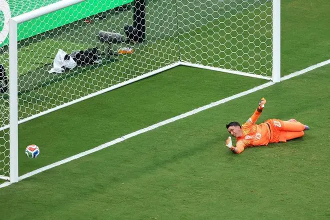 1-0，0-0！H组大结局：四星乌拉圭出局，54万人口小国创历史