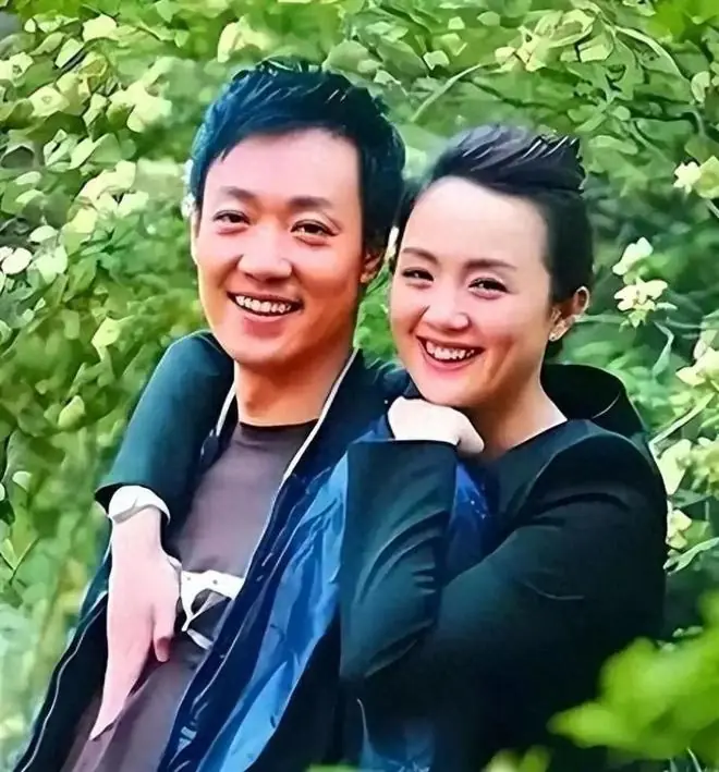 妻子去世1年，52岁辛柏青被曝再婚，吴越处境尴尬