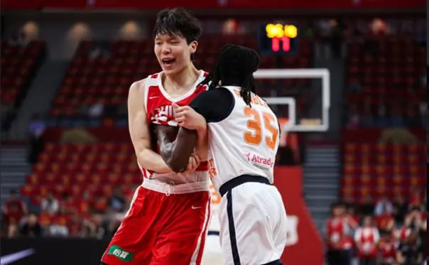 杨瀚森回归首秀6中3，廖三宁21+3+7王俊杰沦为蓝领，男篮险胜荷兰