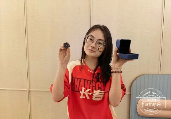 长春球迷远征鸡西喜提“双倍快乐”：见证球队登顶，幸运抽中钻石