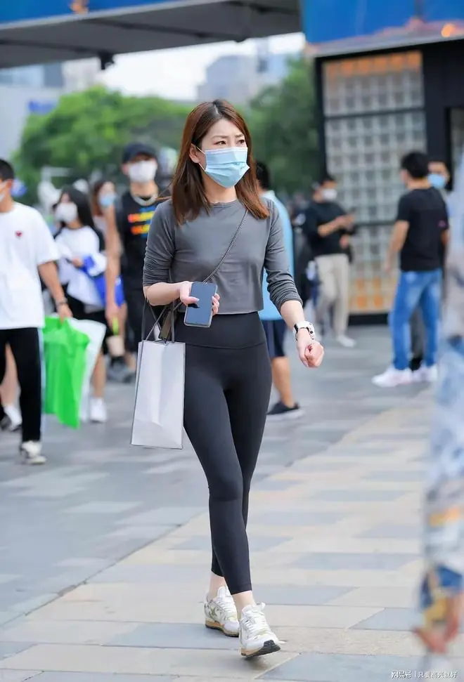 把瑜伽裤穿成日常的松弛感美女