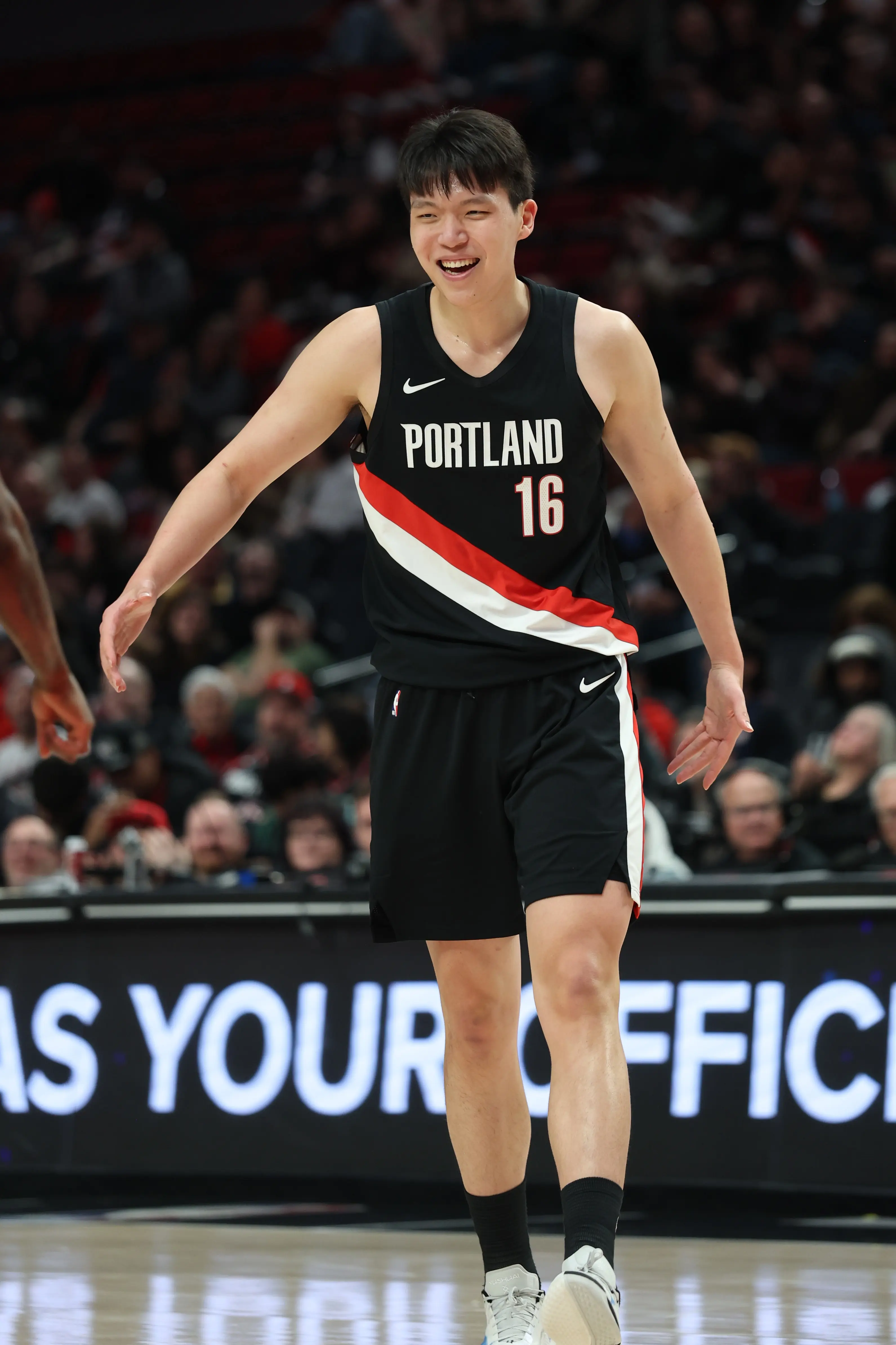 NBA官方：祝贺开拓者队的杨瀚森21岁生日快乐🎂🎂🎂