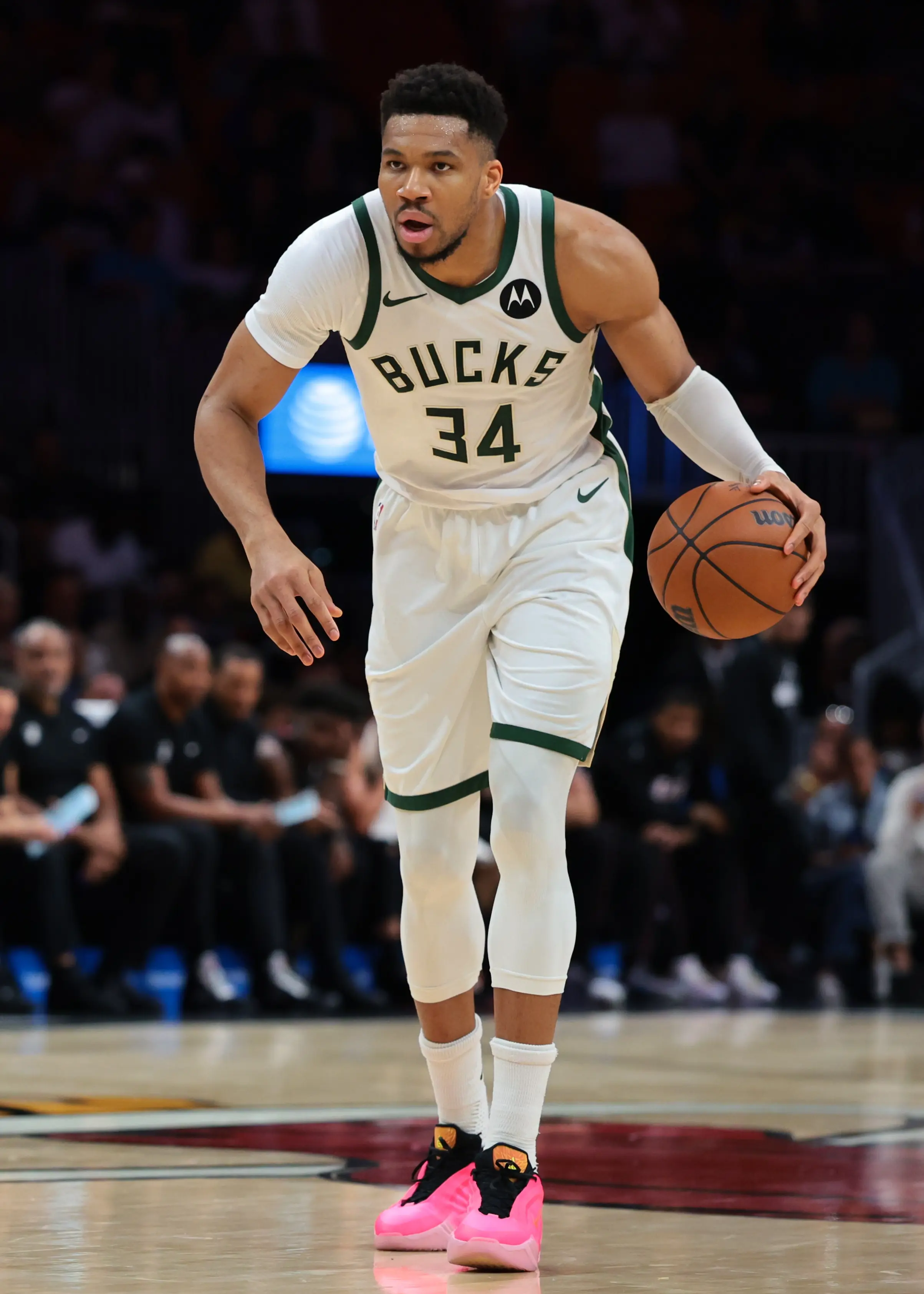 ESPN：雄鹿一直秉承绝不轻易交易超巨的理念 他们为字母透支未来