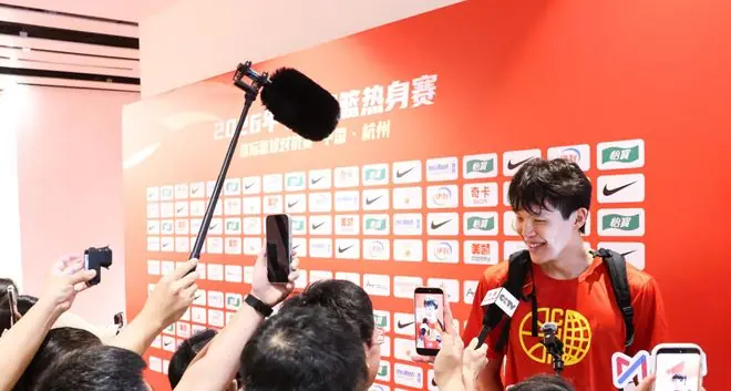时隔486天男篮首秀演砸！杨瀚森仅7+8各种丢篮板 腹肌成唯一亮点