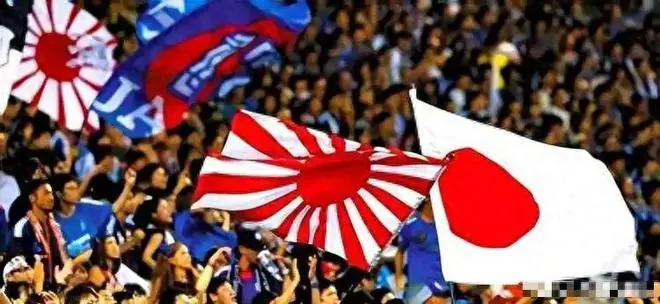 世界杯赛场出大事！日本球迷高举旭日旗，中国、韩国反应出奇一致
