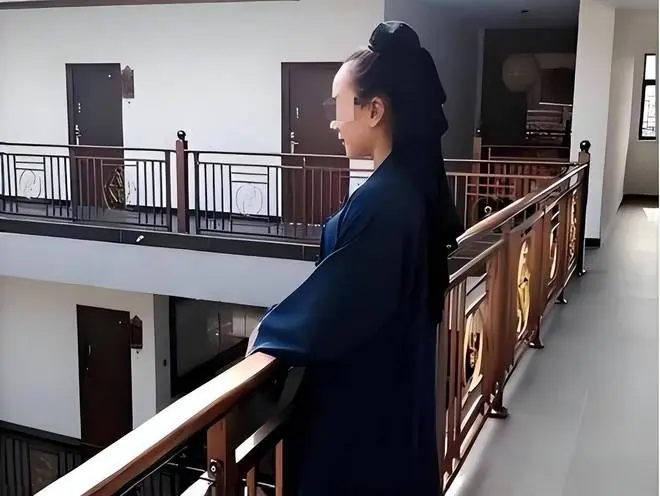 九华山美女道士，靠身体施法“日进斗金”，8个男徒弟曝光内幕