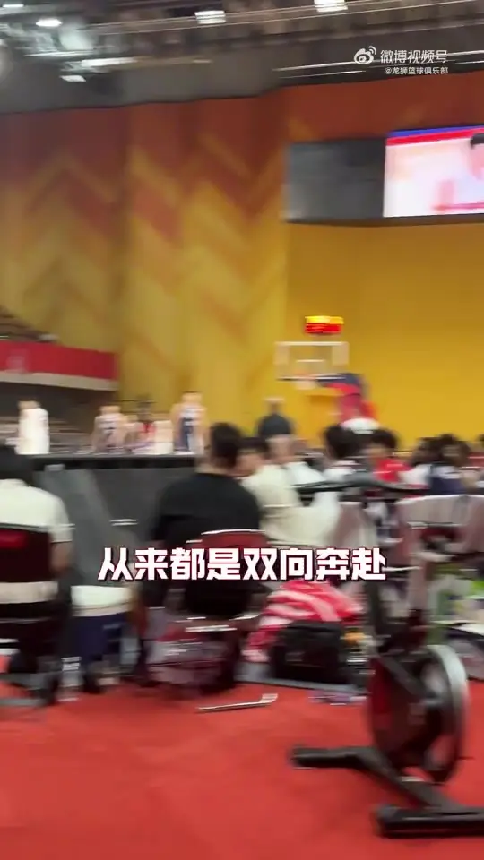 郭艾伦和球迷之间从来都是双向奔赴 一起相约主场不见不散！