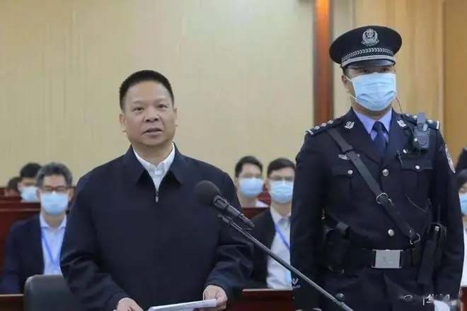 银行行长出手阔绰,4小时赌光6000万,出手66万红包,一查贪了40亿