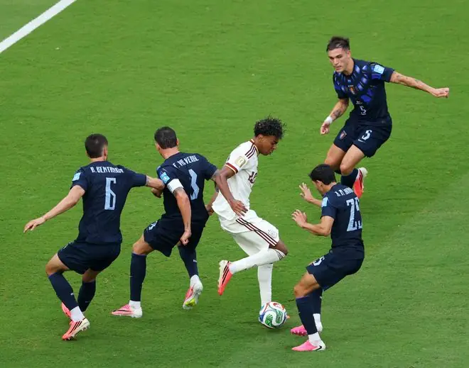 世界杯双冠王出局！乌拉圭门将3送大礼蒙羞 西班牙1-0避开阿根廷