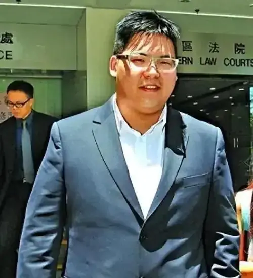 向佑听劝了！换新衣白鞋现身直播间，网友：这才是向家二少