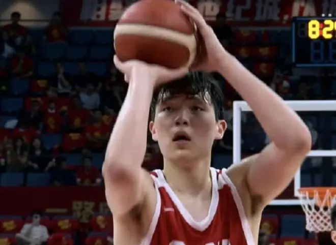 媒体人：中国男篮暴露战术不兼容问题，可让胡金秋打五杨瀚森替补