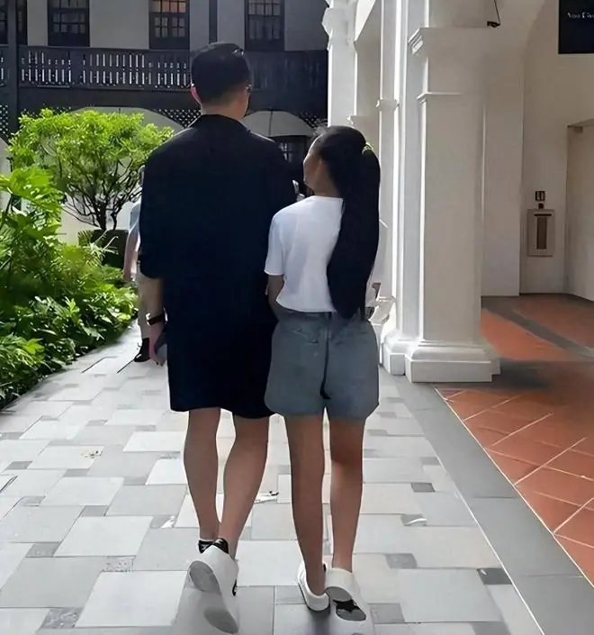 玥儿放暑假回北京！汪小菲独自陪女儿街头散步，12岁玥儿变化好大