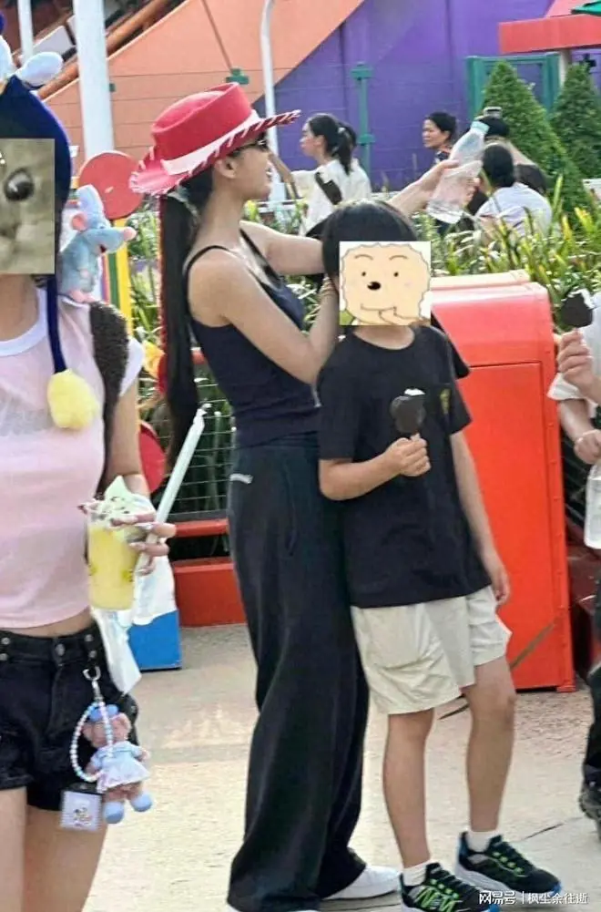港迪偶遇Angelababy带9岁儿子小海绵,狼尾头母子超酷