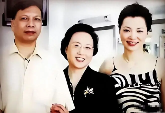 董卿父亲发文悼念亡妻,句句不提女婿, 句句都是对密春雷的寒心