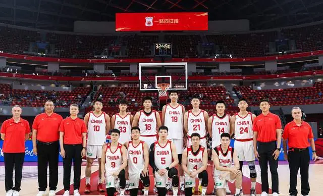 两场热身赛打完！中国男篮12人大名单基本浮现，郭士强要带五后卫