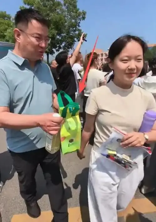 “奶茶袋子装大疆！”初三女孩收礼变脸被骂，面相学果然权威！