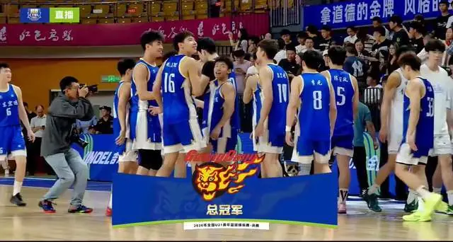 逆转夺冠！广东三巨头真猛，小徐杰34+9，王洪泽2双，杜锋偷着乐