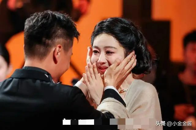 白玉兰名场面爆光！李雪捧杨紫脸蛋，两人关系藏不住