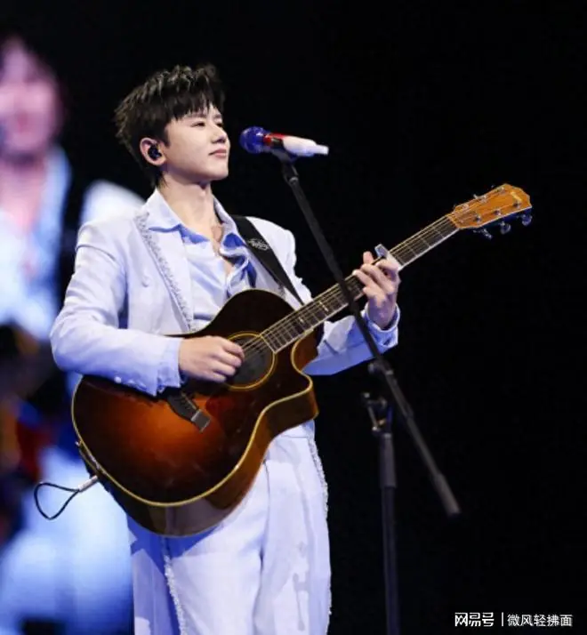 谢娜遭争议停演，张杰强忍病痛海外首唱，差距太过刺眼