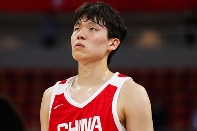 杨瀚森时隔486天回归7+8：前三节4中1单节0出手 被郭士强用成蓝领