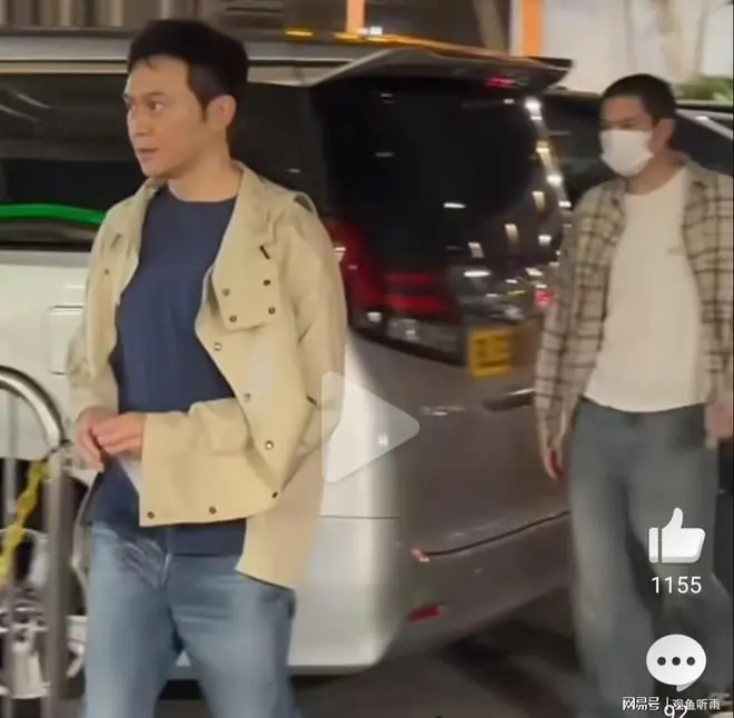 张智霖袁咏仪19岁儿子回港罕现身，寸头造型超帅气，身高远超老爸