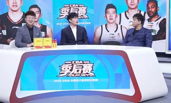 新老东家都在征战季后赛！郭艾伦做客抖音解说辽宁比赛 小丁也在