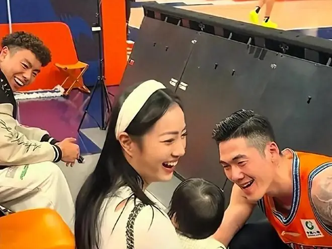 刘铮一家近照，10年CBA终夺冠，年薪275万，娇妻颜值身材无可挑剔