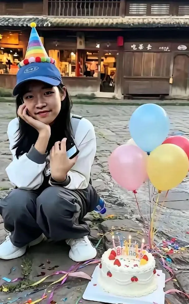 红了眼！张雪峰女儿11岁生日！网友称：肉眼可见，她已快速成熟