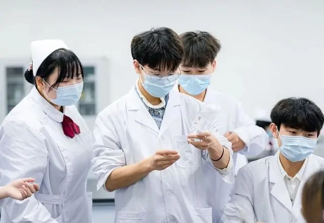 全网都在劝退,临床医学却霸榜第一!2026最新排名+硕博就业率,陶勇劝醒无数考生