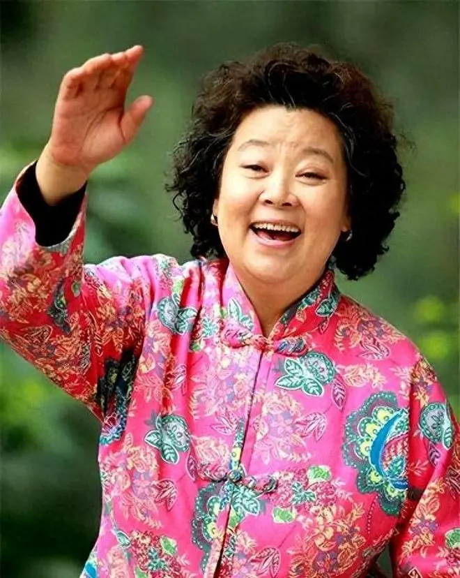 方青卓现状:低调定居北京,和亲妹妹关系冷淡,四处旅游很快活
