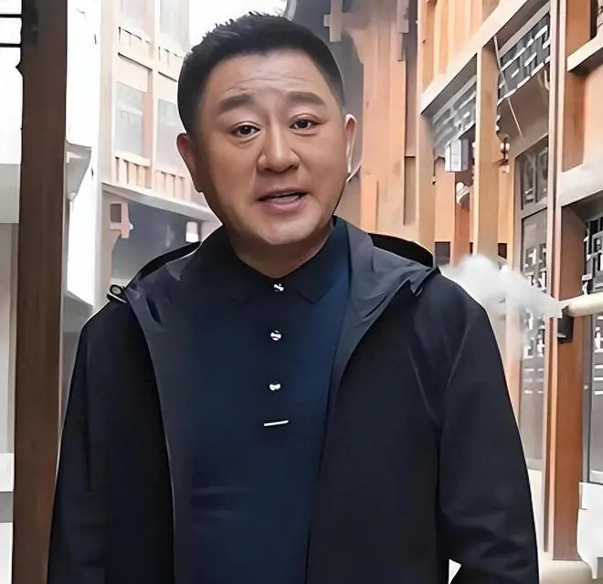 他是央视金牌主持人，57岁头婚娶北师大教授，如今无儿女定居北京