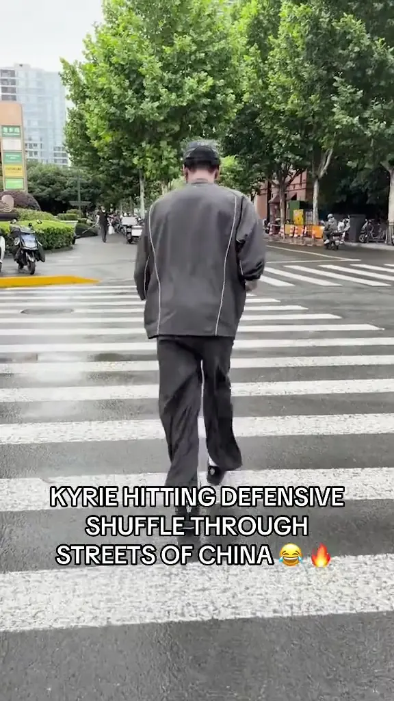 😂有点逗 欧文过马路时展示“防守脚步”