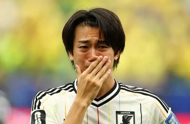 足球耻文化！日本球员流泪痛哭鞠躬谢罪，欧美网友赞他们谦虚有礼