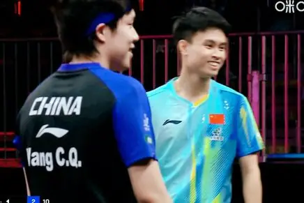 3-0周启豪!王楚钦打疯了,最后一球把裁判逗笑!侯英超说出真因!孙颖莎明日双赛