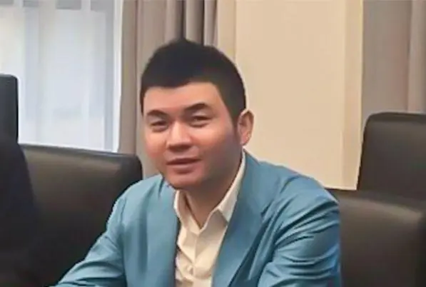 胡小伟藏身伦敦豪宅，手握四本护照却从不露面，他到底在怕什么