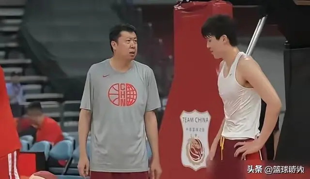 王治郅一句话点破！杨瀚森被高估了，对日本让他首发绝对要崩