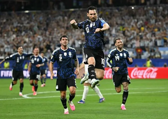 信手拈来!39岁梅西轰20米任意球：3场6球不可阻挡 个人世界杯19球