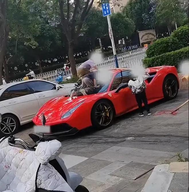 法拉利被当滑梯后续：家长只愿赔五百，警方介入，车主硬气维权
