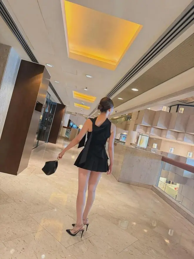 TVB恋综女星穿性感黑裙大露白长腿！网民呼吁与男友快结婚生小孩！