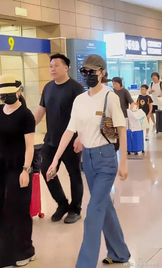 唐嫣罗马返程，172身高走出180气场，白到发光美得太嚣张