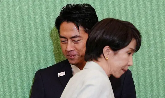 日本防相小泉出轨已婚少妇，不想家中老婆更风流，曾与外国人拍片