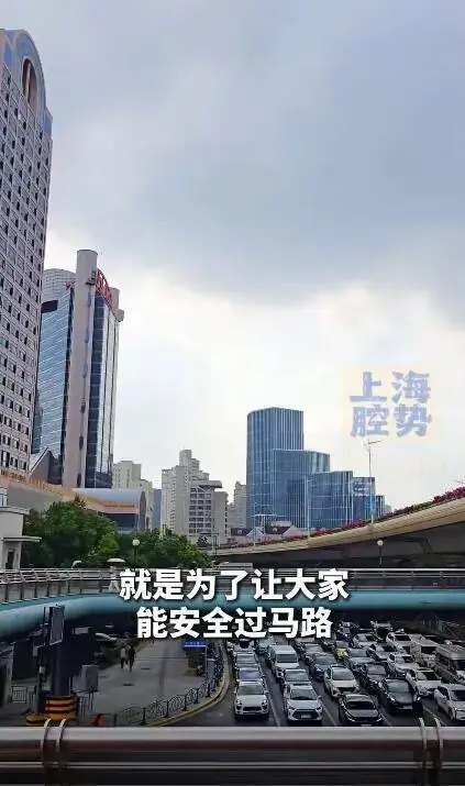 美国游客把上海夸爆了！从地铁站到人行天桥到街头的车，一路走一路赞叹不已：到底是怎么做到的……