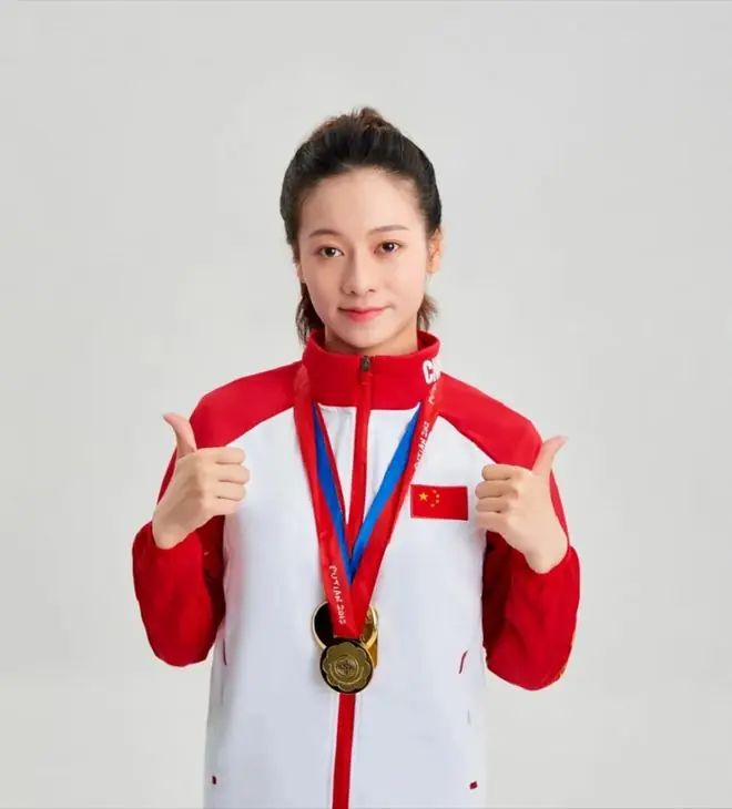 “擦边”的世界冠军吴柳芳，终于还清债务，首次直播的佣金全捐了
