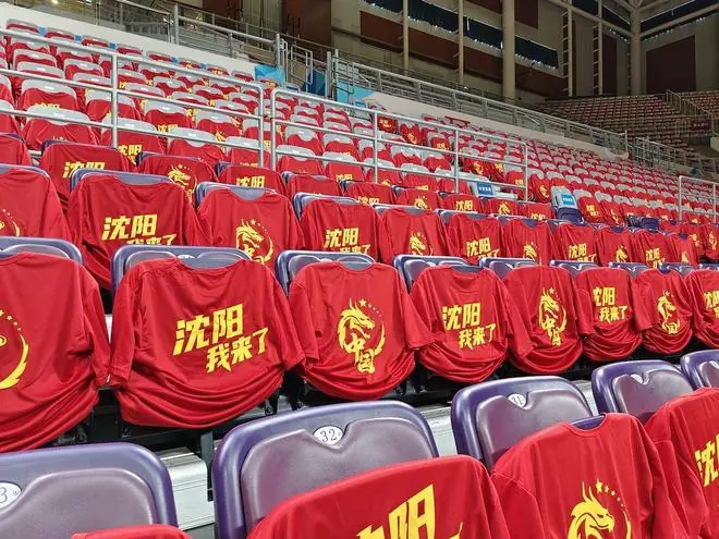 球场铺满中国红！中国男篮坐镇主场迎战日本，杨瀚森归队说不紧张
