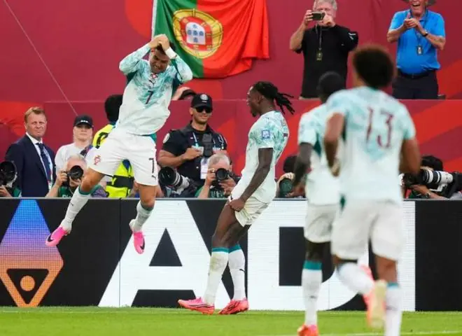 葡萄牙2-1克罗地亚！两大争议时刻赛后引发热议，C罗上演暖心一幕