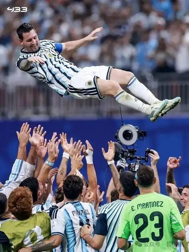 梅西被高高抛起——这张照片，会成为2026世界杯最经典的画面吗？