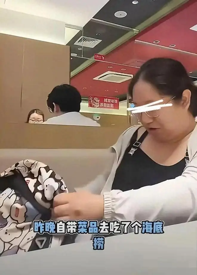 女子带全家食材进海底捞，边吃边问丈夫丢不丢人，瞬间引爆全网！