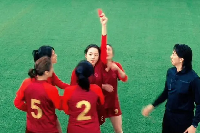周星驰《功夫女足》轰5亿票房，3星女郎包82场支持，贾玲显格局！