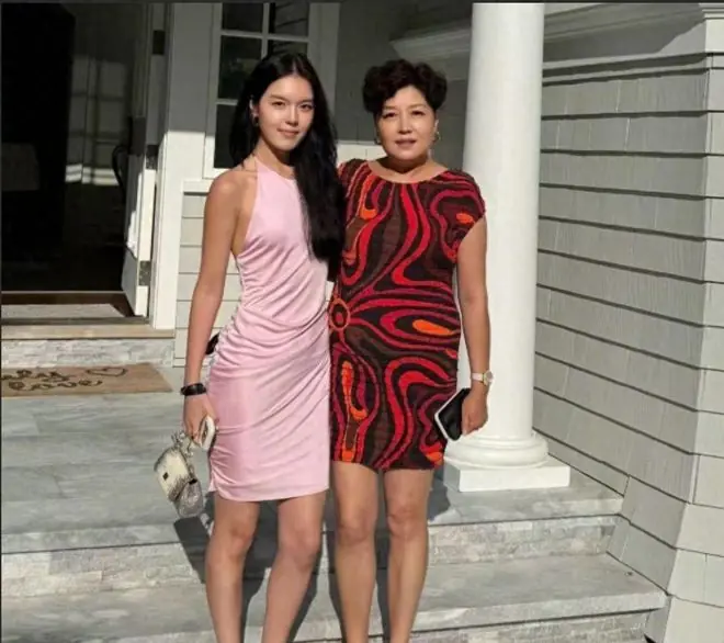 捞钱跑路真相大白！哈文近况曝光，难怪带女儿定居美国，不敢回来
